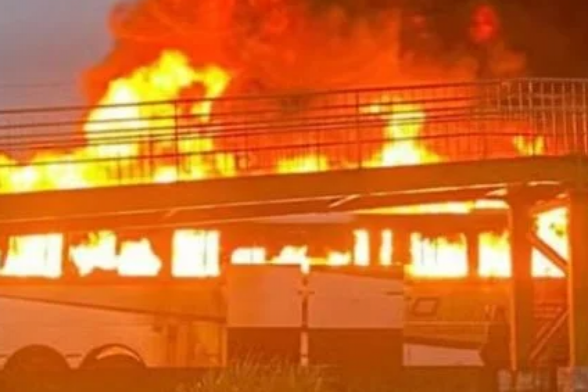 Dois ônibus foram atacados com bombas caseiras e fogos de artifício