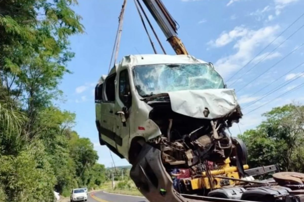 Van foi atingida de frente por um carro que vinha no sentido contrário. 