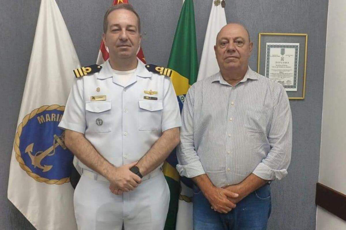 Capitão de fragata e dos portos Renato Luís Kodel e o prefeito de Miguelópolis, Naim Miguel Neto