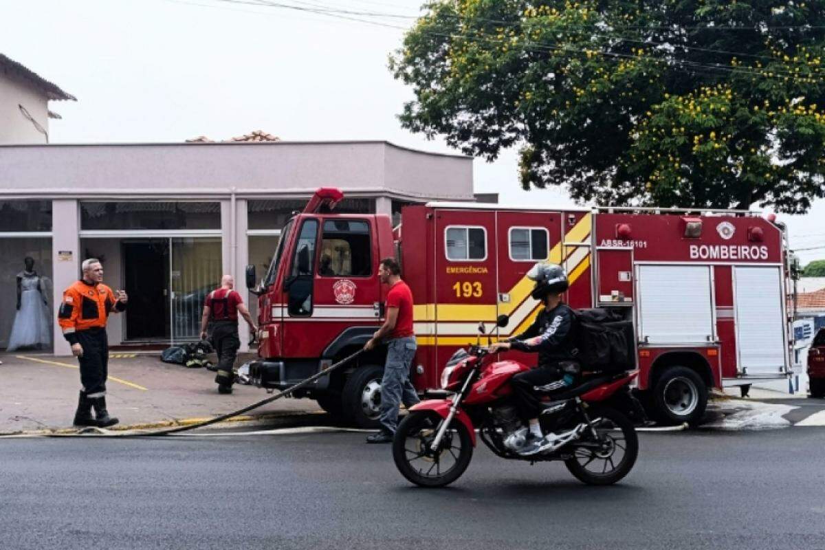 Equipes do Corpo de Bombeiros foram acionadas para a ocorrência 