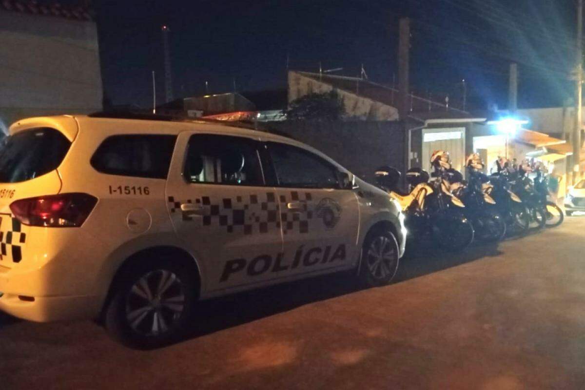 Equipes da Polícia Militar e do Corpo de Bombeiros estão no local, tentando negociar a liberação da vítima