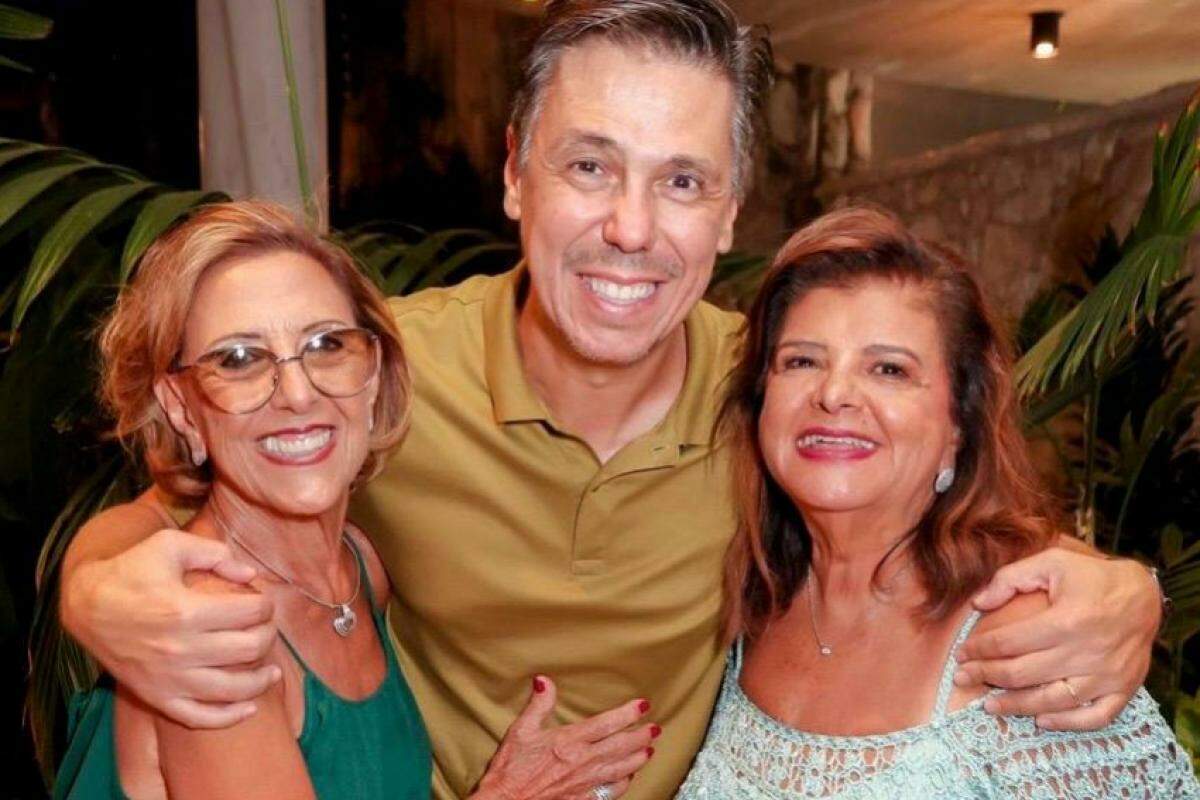 Helinho com as aniversariantes: sua mãe Maria Helena Jardim e a empresária Luiza Helena Trajano. Ele já confirmou presença na Noite EP 2024