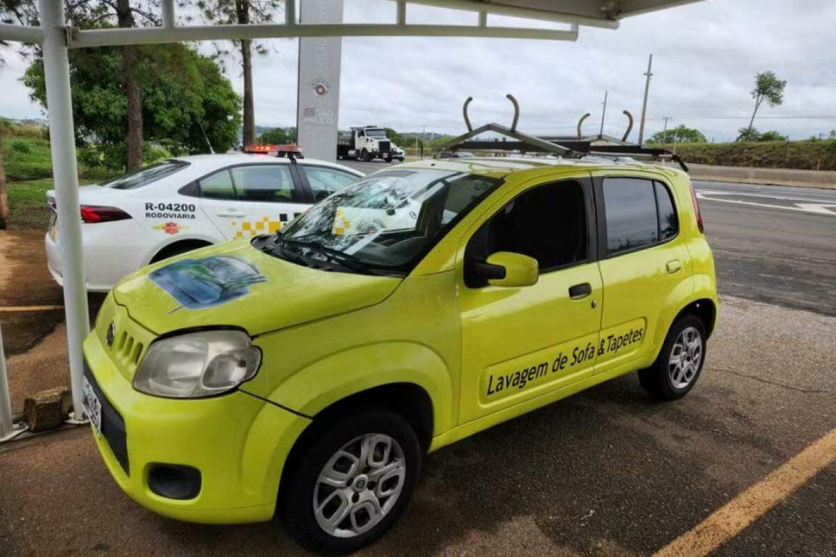 Carro pertence a uma empresa; condutor era obrigado a utilizá-lo