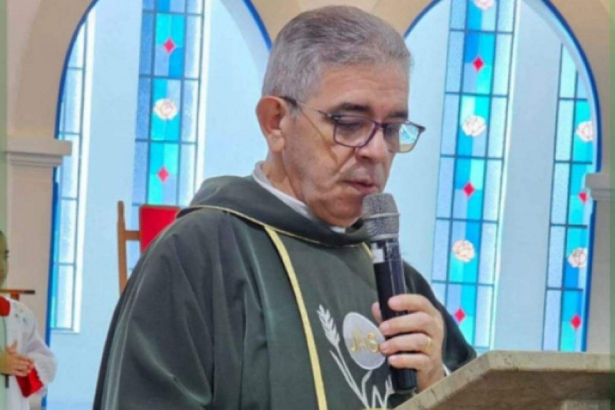 O padre Joaquim dos Santos Filho convida a todos para participar da celebração