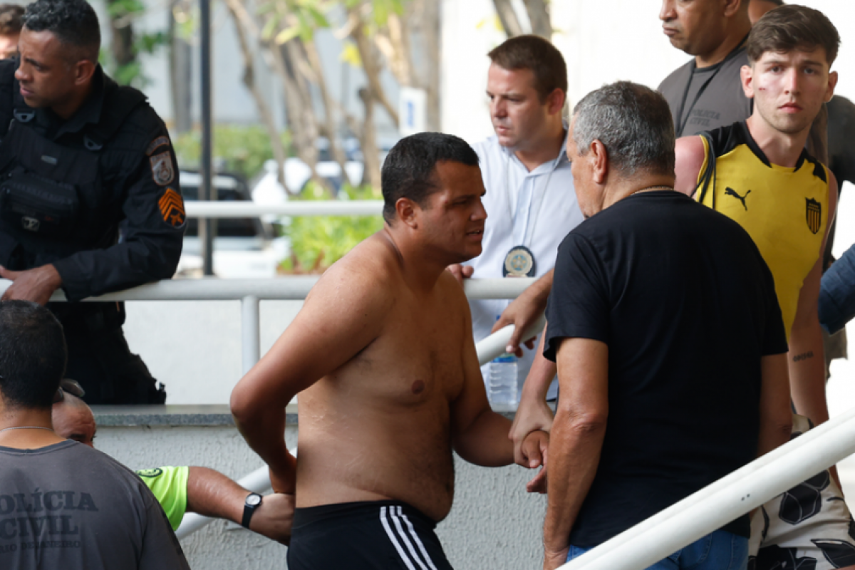 Torcedores do time Peñarol, do Uruguai, envolvidos em confusão no Recreio dos Bandeirantes, foram levados à Cidade da Polícia Civil