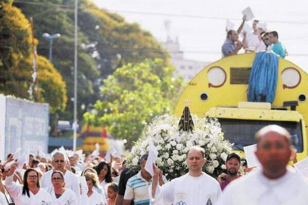 Católicos celebram Nossa Senhora Aparecida, padroeira do Brasil, neste sábado 