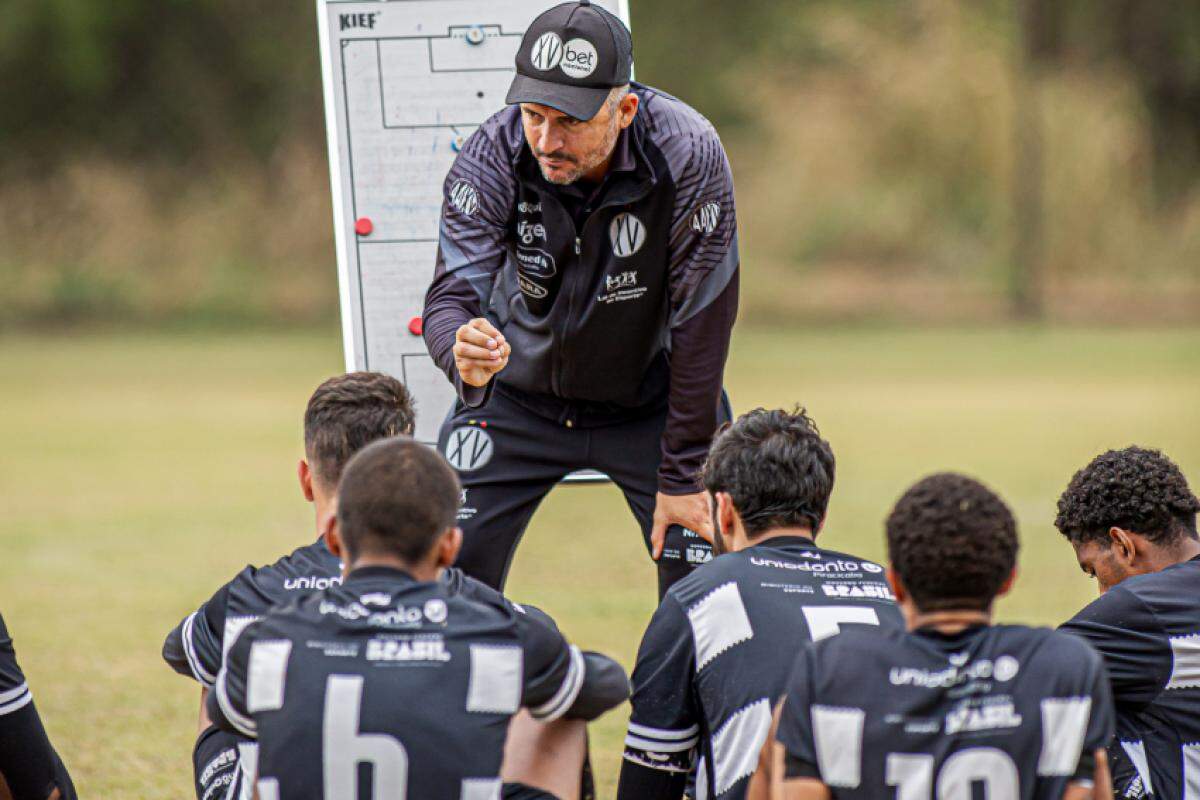 O técnico Leandro Silva orienta a garotada durante treinamento