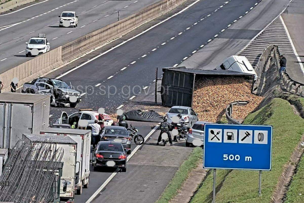 O caminhão, que transportava cavacos de serragem, permaneceu tombado entre a faixa 3 e o acostamento.