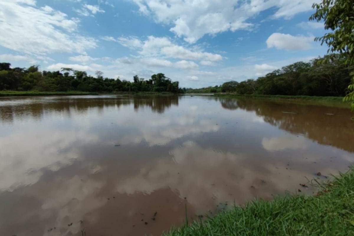 Lagoa de captação do Rio Batalha nesta quinta (24). Chuva que provocou alagamentos em Bauru também aumentou o reservatório de água 