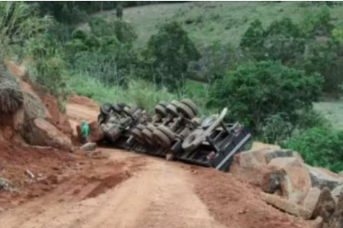 O motorista foi socorrido com arranhões e queixas de dor no braço.