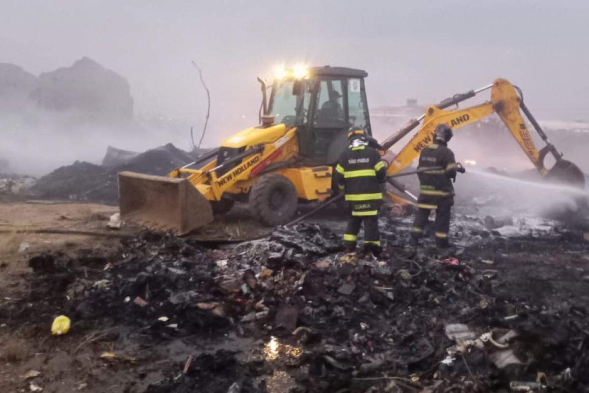 Bombeiros trabalharam no local