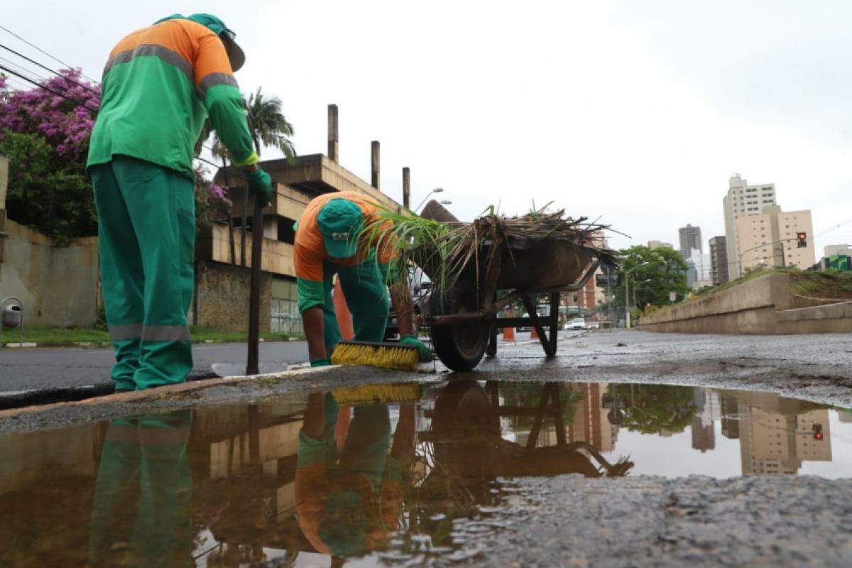 Chuva intensa provoca alagamentos, quedas de árvores e deslizamentos; equipes buscam desaparecidos