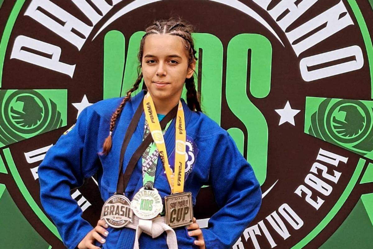 Bárbara Reis, de 14 anos, exibe medalhas conquistadas em campeonatos de jiu-jitsu