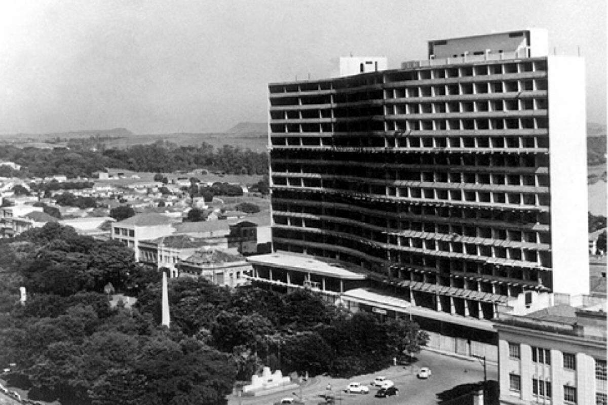 O desabamento do Edifício Luiz de Queiroz, mais conhecido como Comurba, ocorreu em 6 de novembro de 1964