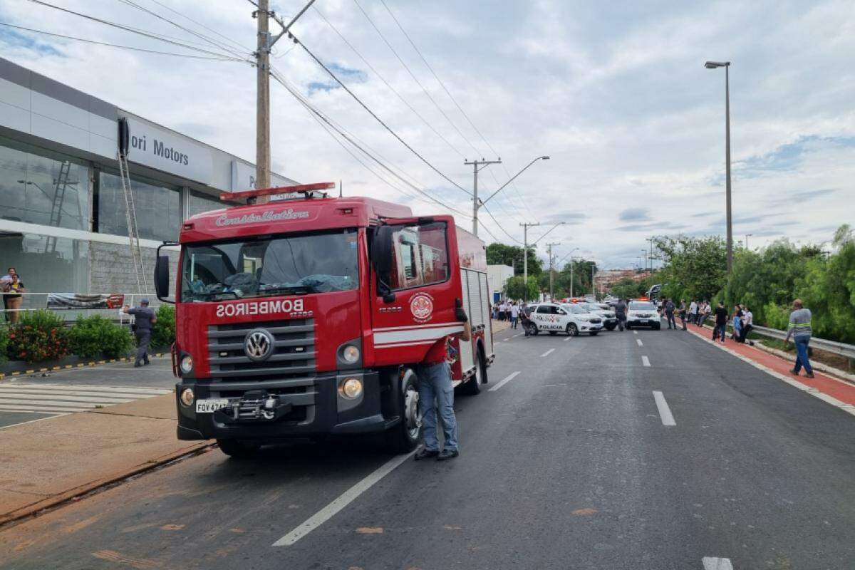 Corpo de Bombeiros está no local