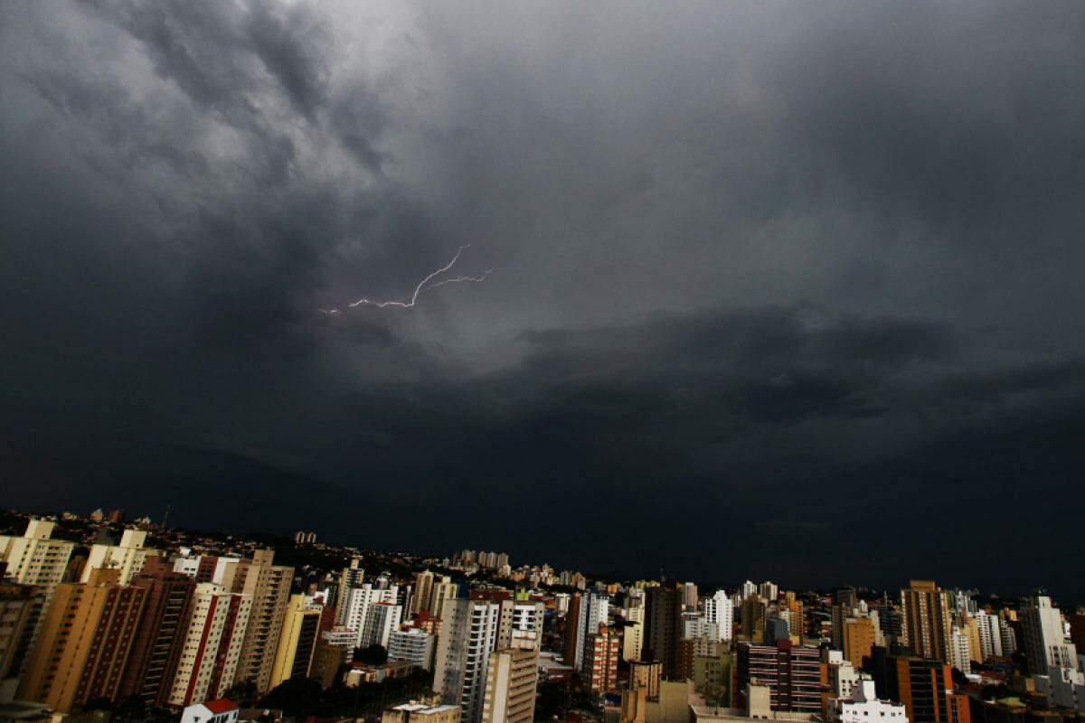 Avanço da frente fria aumentará drasticamente as chances de temporais com potencial de causar alagamentos, quedas de árvores e até deslizamentos