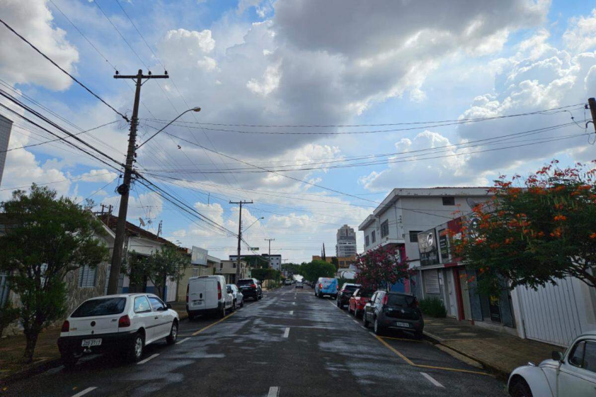 Céu visto após chuva na rua Prudente de Morais, no bairro Cidade Nova, em Franca