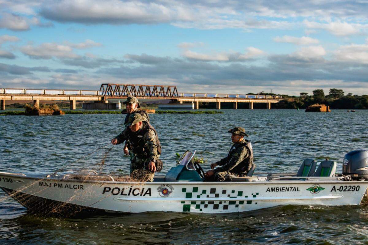 Durante o defeso, para garantir a proteção à reprodução natural dos peixes, a pesca é limitada a métodos específicos e locais determinados