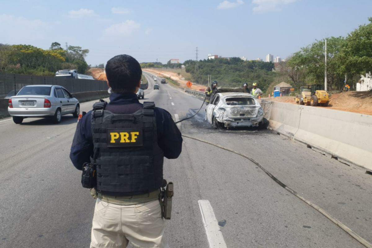 PRF atua em combate a incêndio de veículo na Via Dutra em S. José