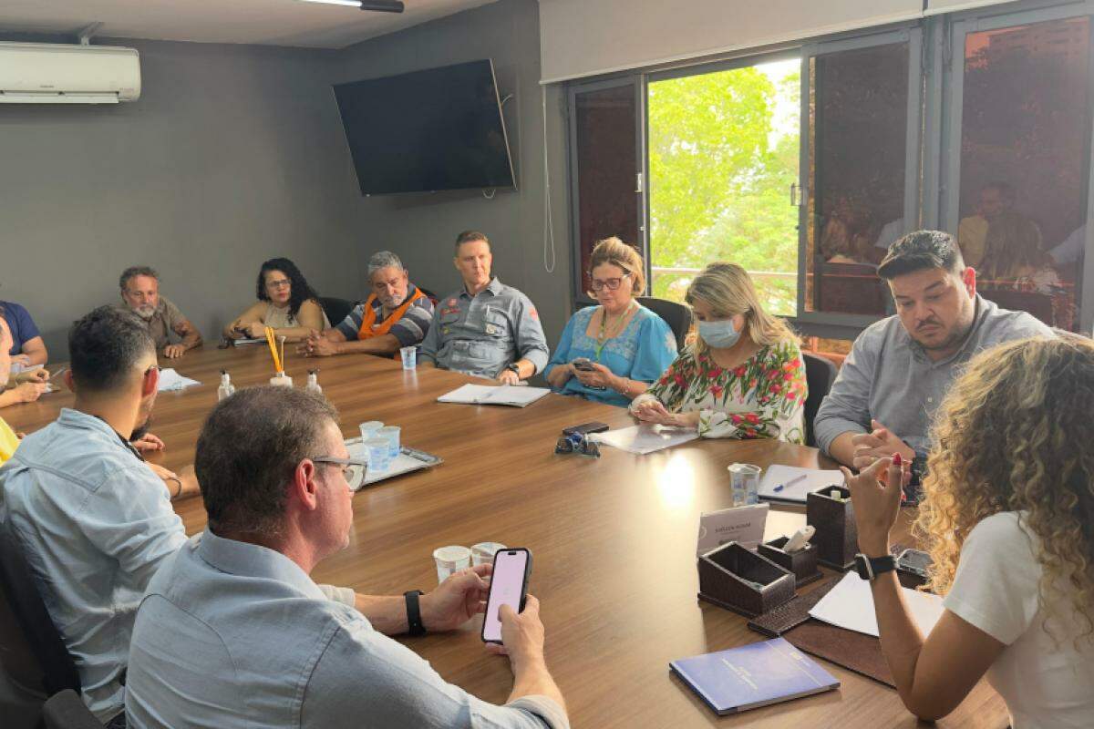 Nesta terça, prefeita Suéllen Rosim e presidente do DAE, Renato Purini, fizeram reunião com pastas envolvidas na Força-Tarefa de Enfrentamento à Seca Extrema