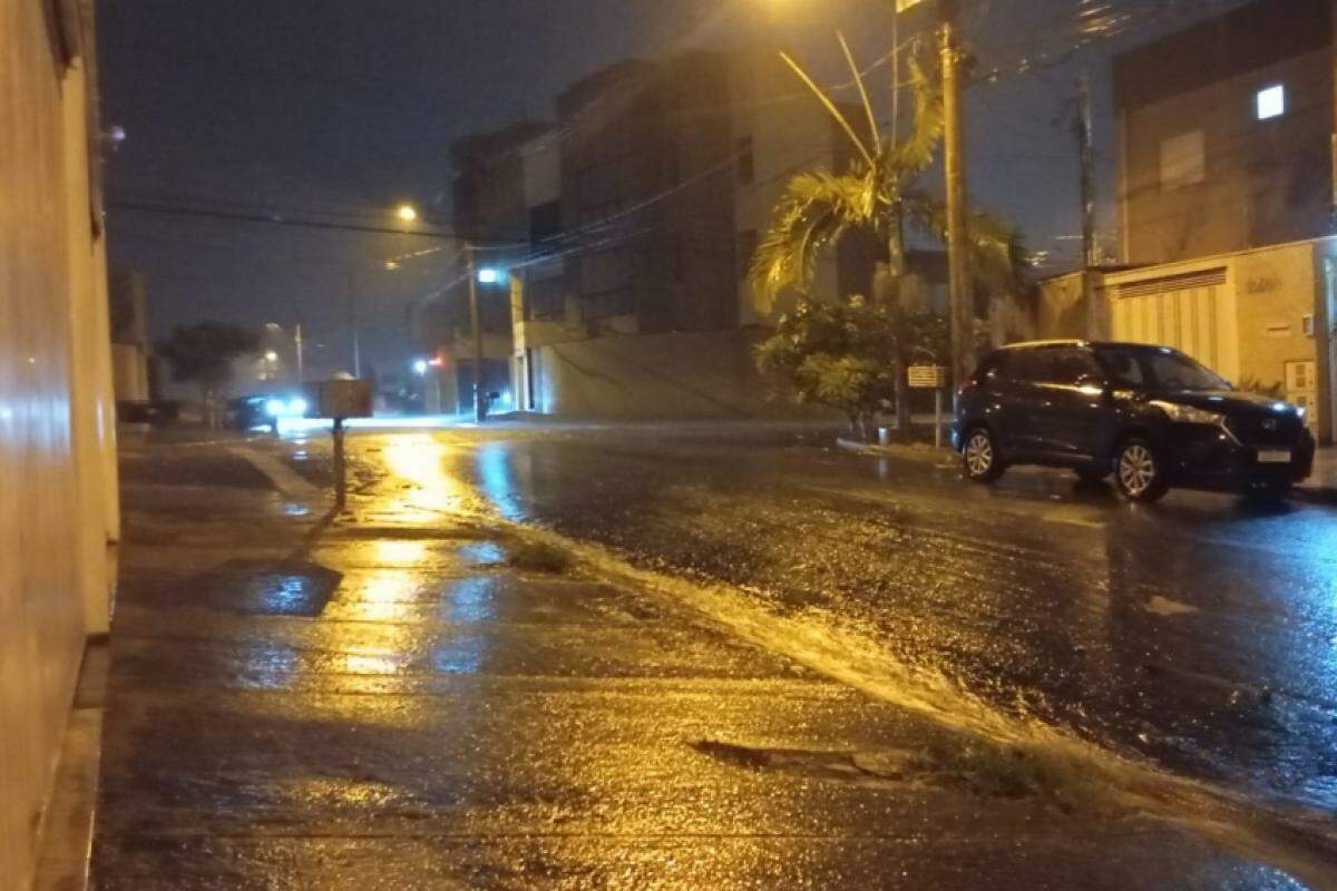 Chuva traz brilho para a Rua Paulo Vieira da Silva, no bairro Jardim Piratininga, na virada da noite para a quinta-feira, 10