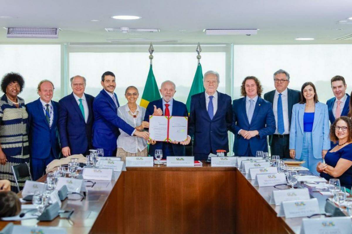 Lula durante reunião com o vice-presidente Geraldo Alckmin e os ministros Ricardo Lewandowski e Marina Silva para envio do Projeto de Lei