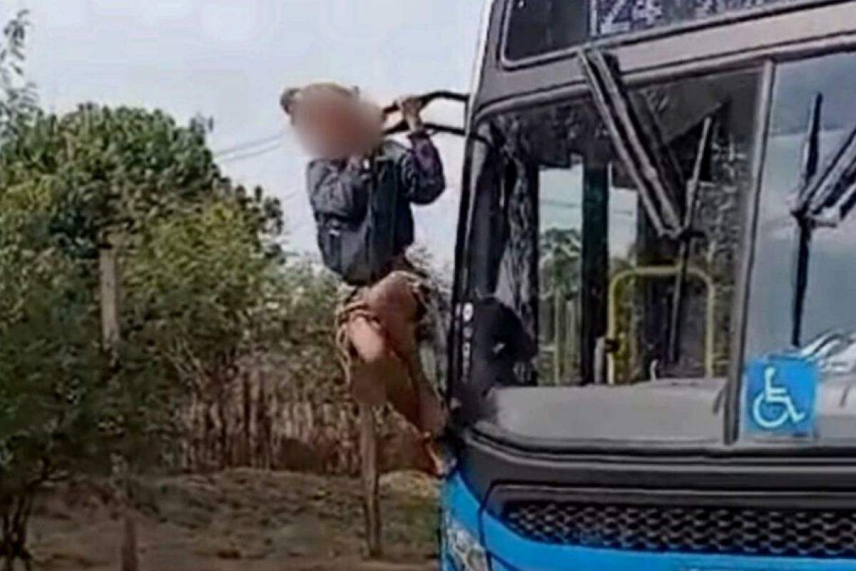 A mulher ficou pendurada por alguns minutos no retrovisor do ônibus urbanos 