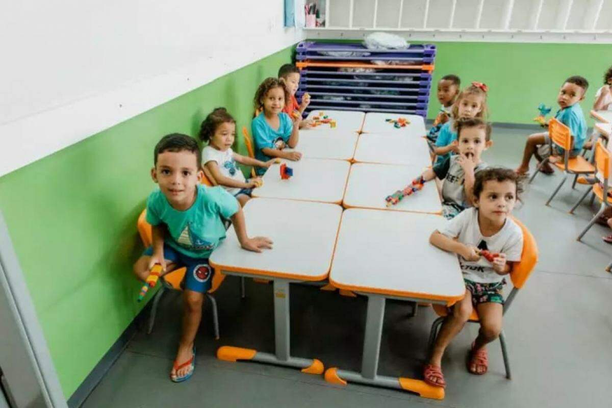 Crianças durante atividade com peças de montar em creche municipal