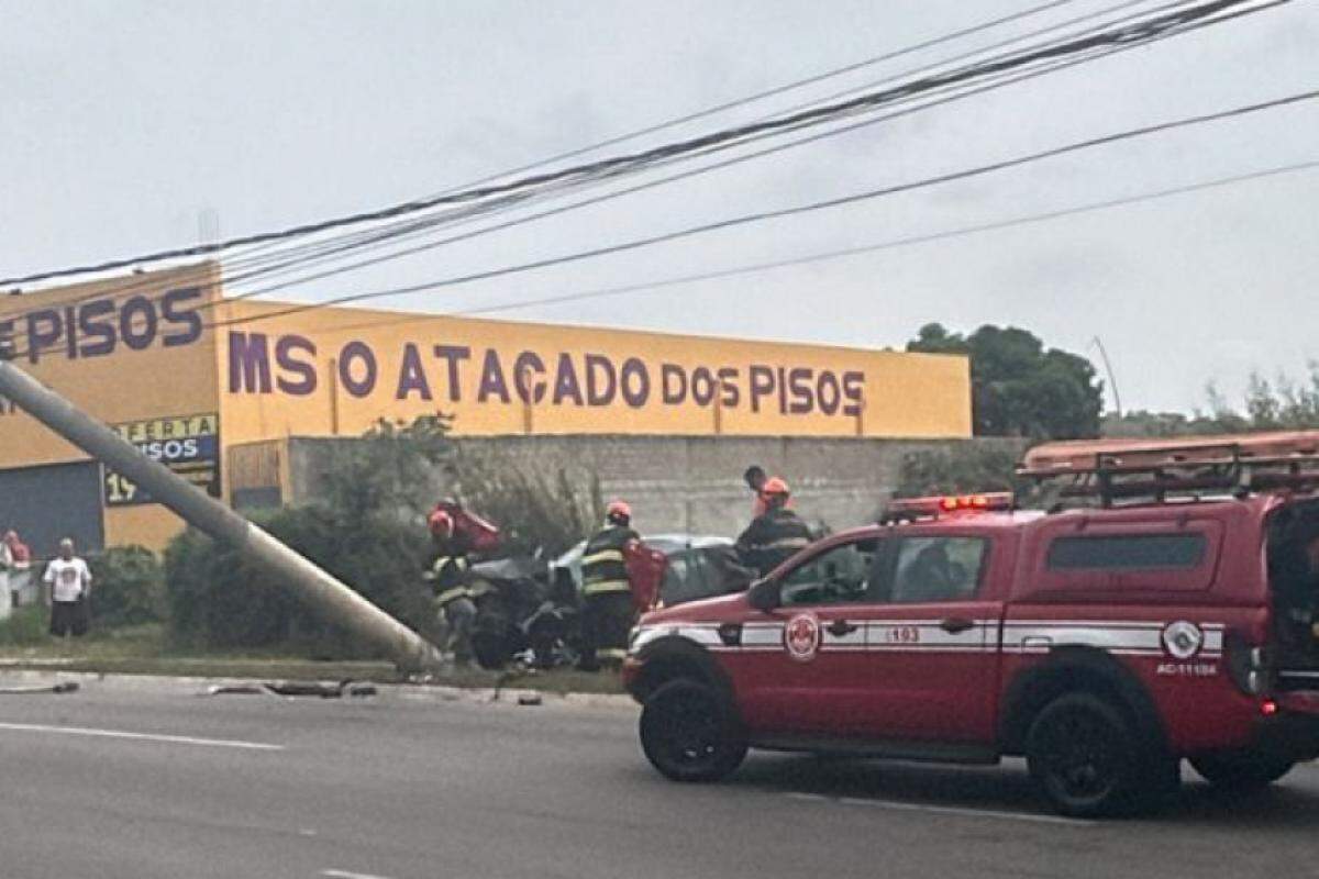 Acidente na avenida Tancredo Neves
