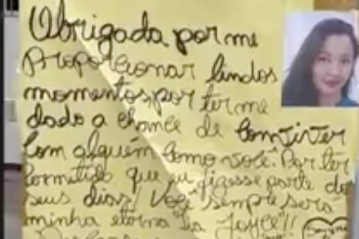 Alunos homenagearam a professora no portão da escola.