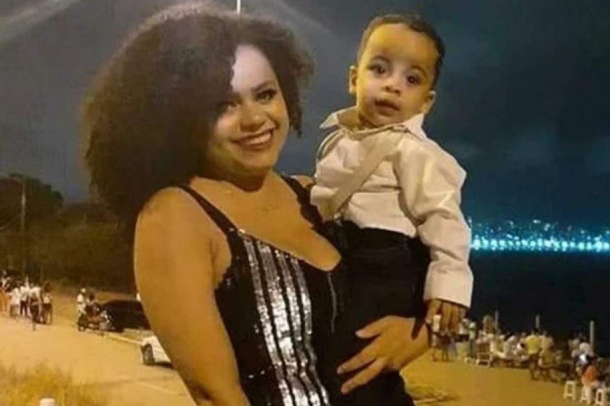 Maria Rosália Gonçalves Mendes, 26 anos, com o filho Miguel no colo