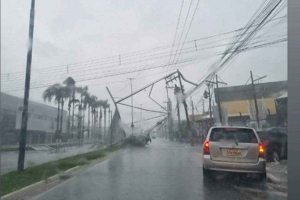 Ferragens de tenda caídas no meio da avenida Adhemar Pereira de Barros, em Franca