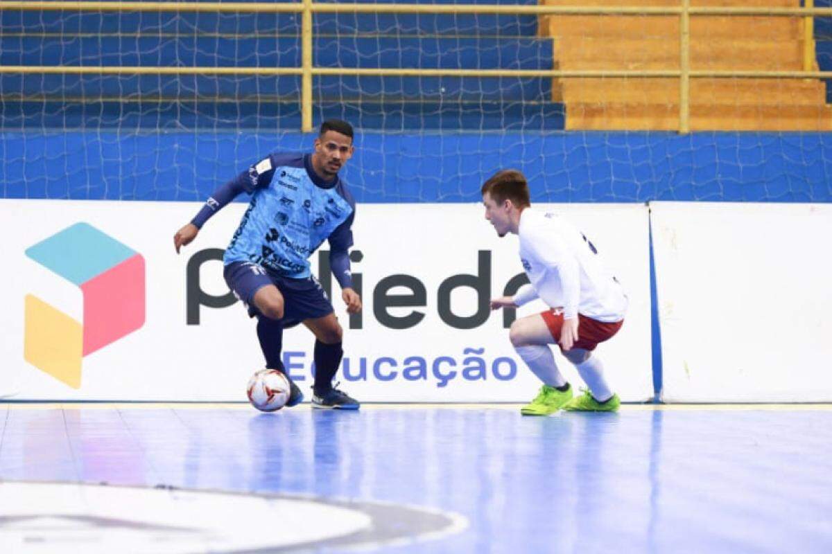 Lance de São José Futsal e Praia Grande