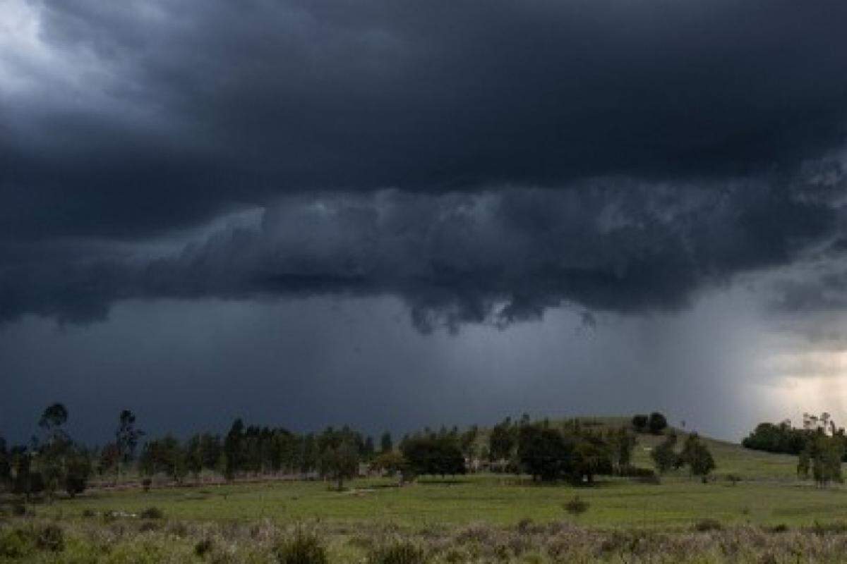 Estima-se que o volume de chuva alcance na cidade será de até 30 mm entre sábado e domingo