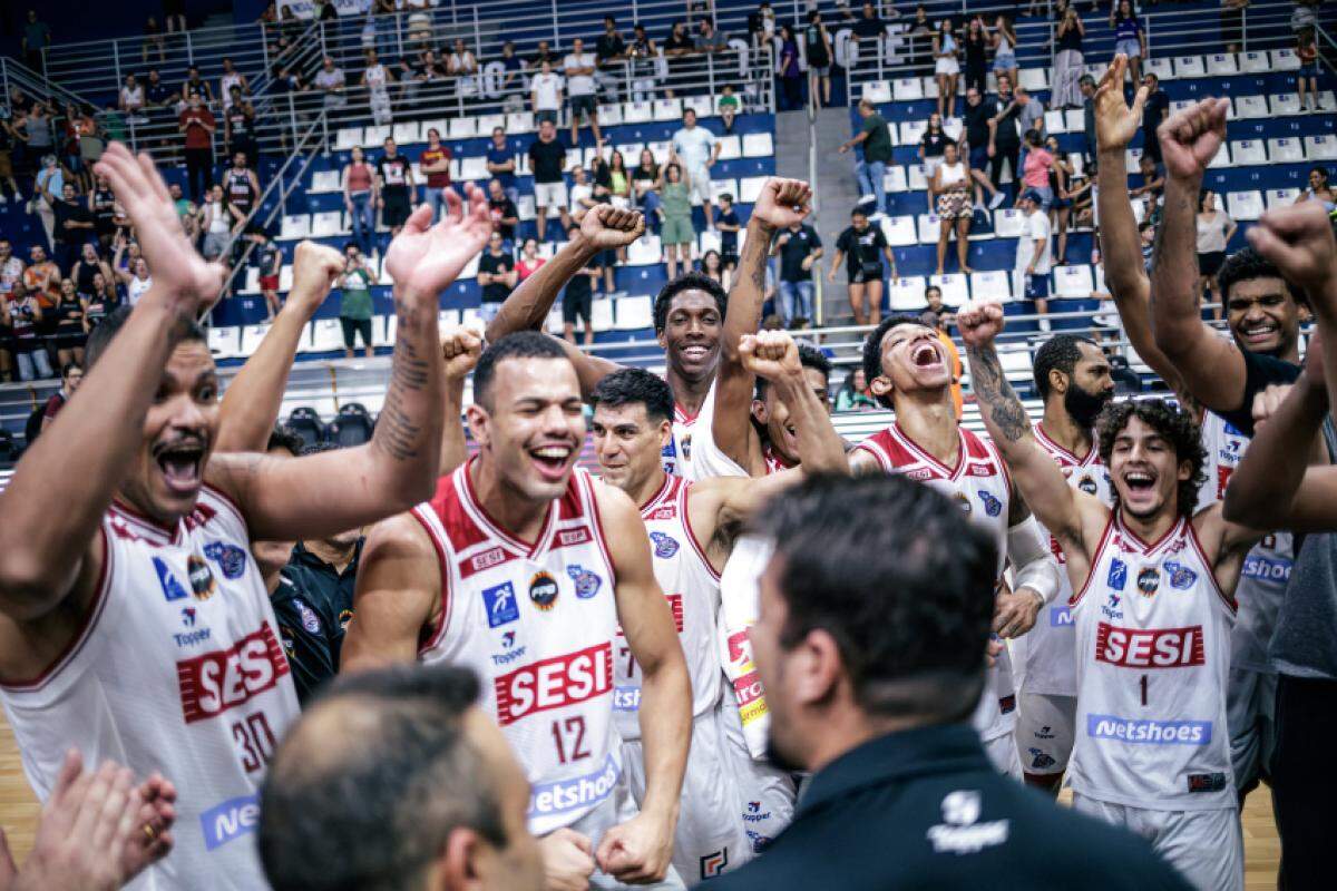 Fortes emoções: no minuto final as equipes alternaram as lideranças no placar