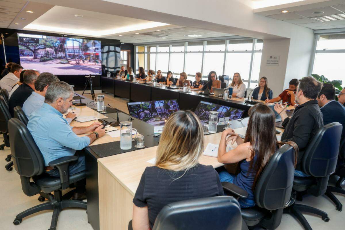 Diferentes representantes e autoridades participaram de reunião no Paço Municipal