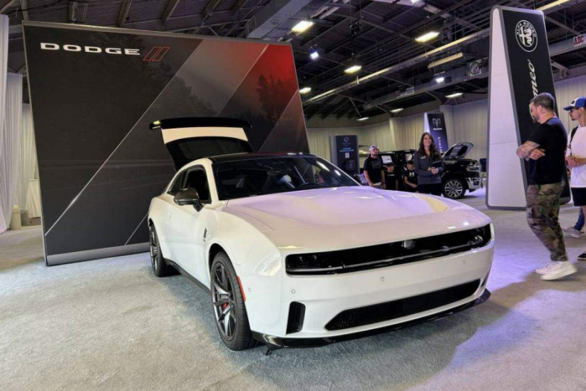 Novo Dodge Charger elétrico é exibido na State Fair of Texas. Modelos a bateria são menos procurados que veículos a gasolina; estudo revela os motivos      