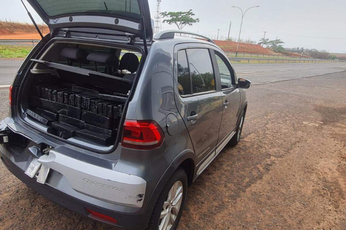 Porta-malas do carro tinha 252 tabletes de maconha, totalizando 256,400 quilos