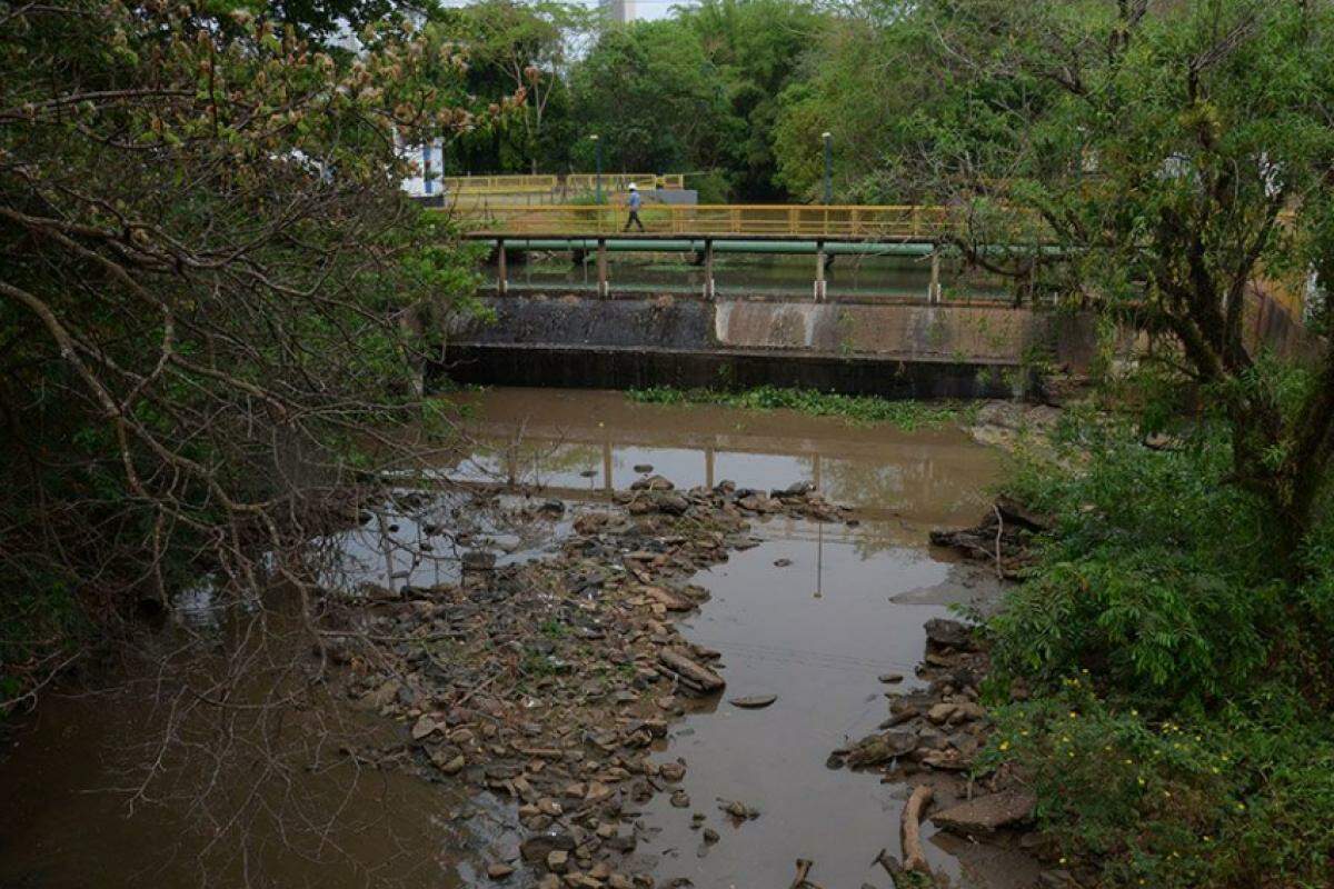 Imagem do Ribeirão Baguaçu no período da crise hídrica