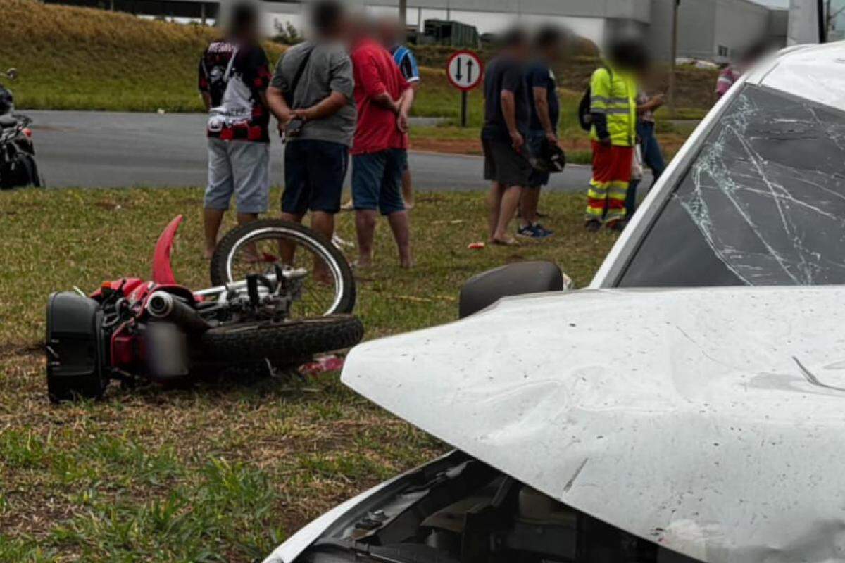 Acidente entre um Renault Kwid e uma moto, no cruzamento da Jaú-Bariri com a avenida Egisto Franceschi