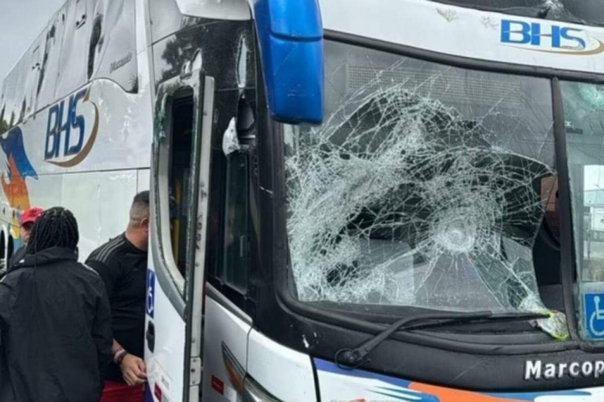 Torcedores saíram correndo entre os carros e no meio das pistas da rodovia.