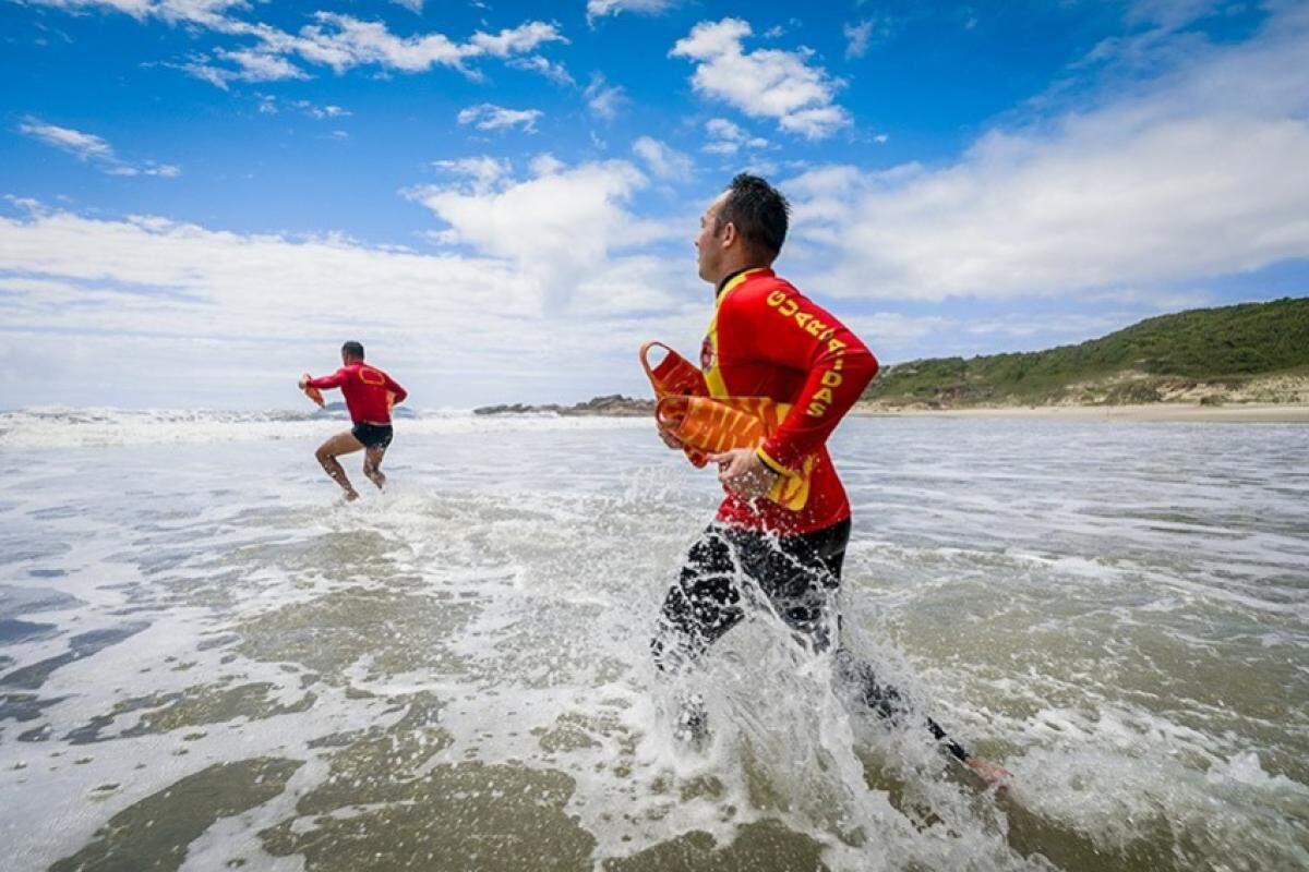 Ilhabela abre contratação de guarda-vidas temporários para o verão