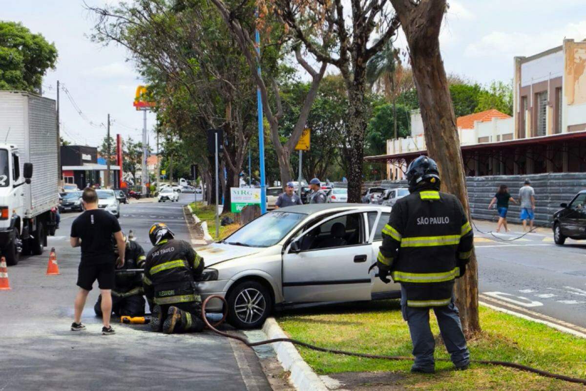 Bombeiros após conter as chamas do carro