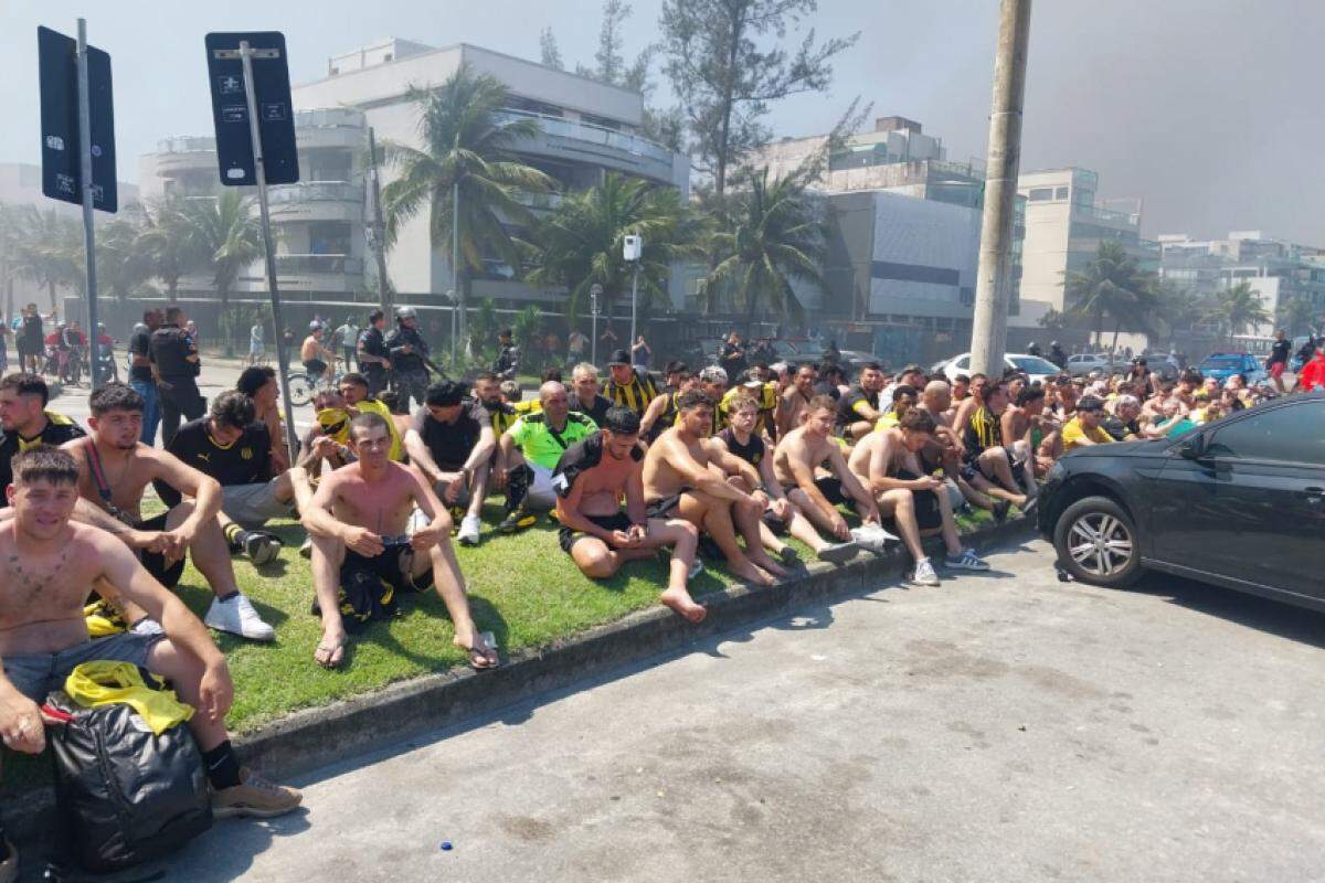 Quando a porta do camburão foi fechada, um deles reclamou: 'Não nos deram nada para comer'.