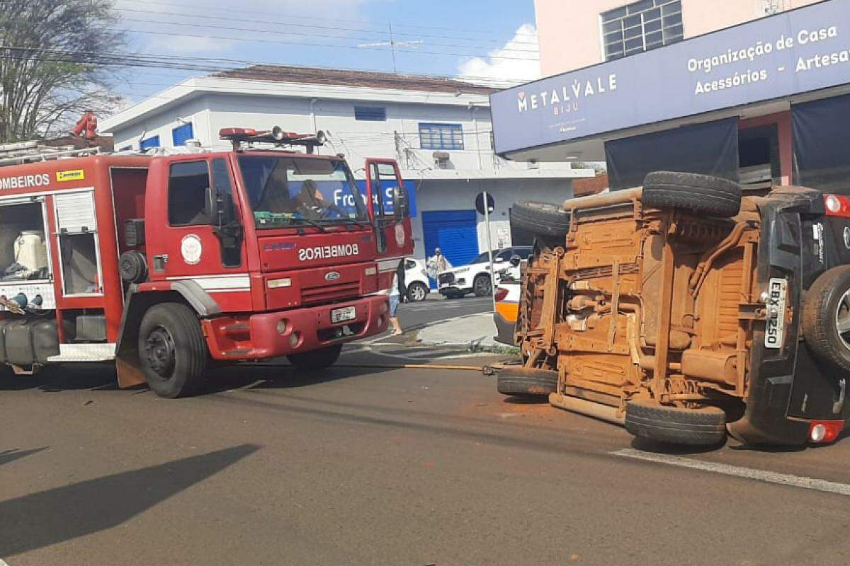 EcoSport tombou e atingiu outro veículo estacionado