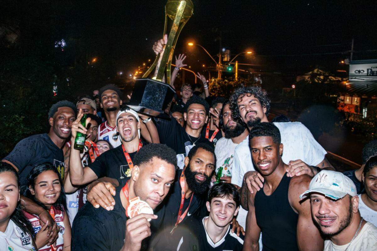 Jogadores durante carreata após conquista do título do Paulista 2024