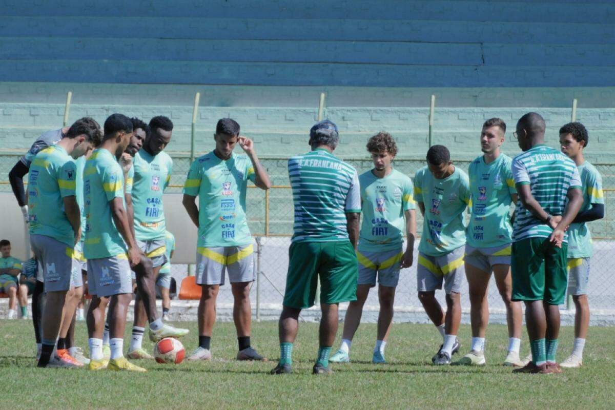 Jogadores e comissão técnica da Veterana durante treino 