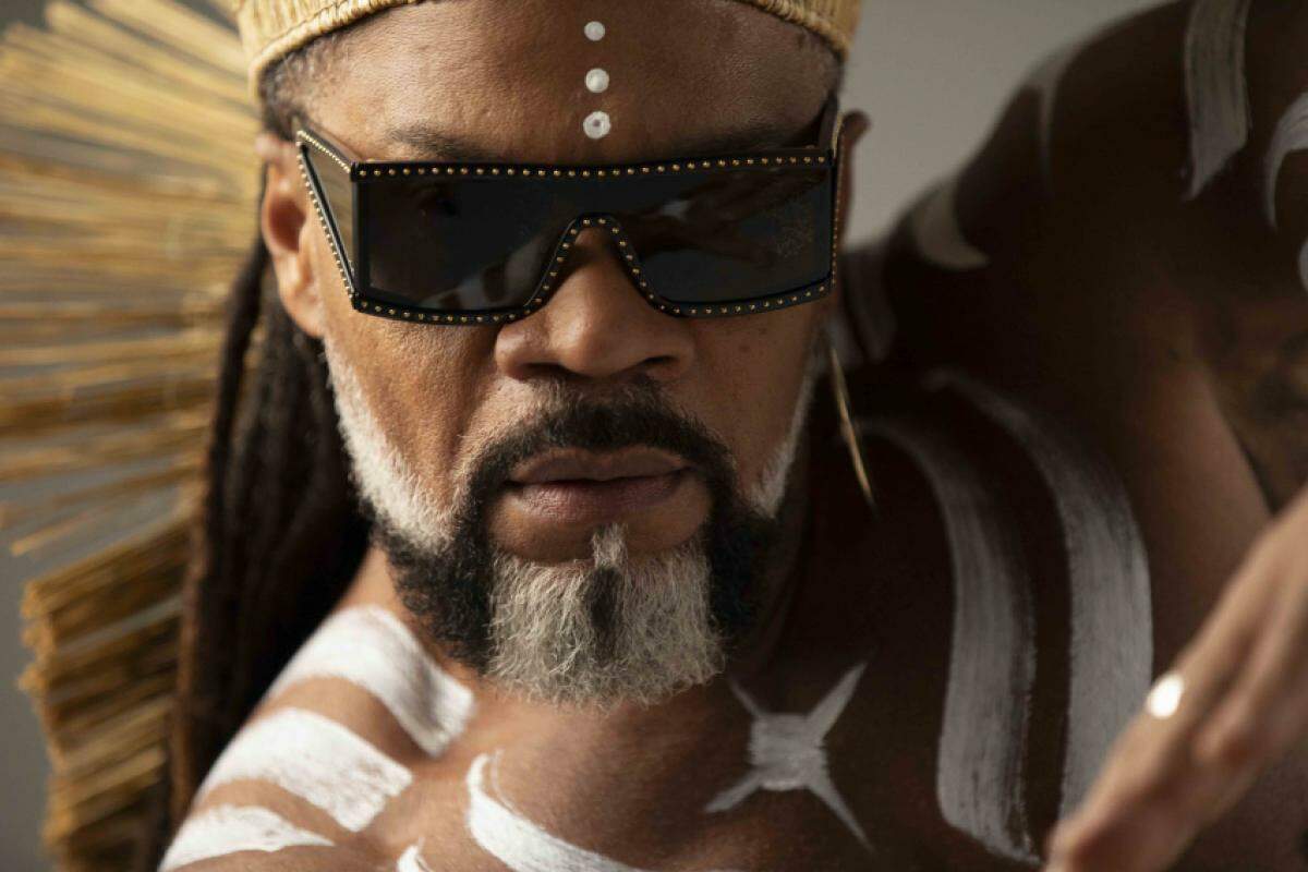 Carlinhos Brown agita a noite de sábado