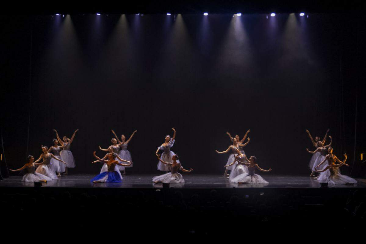 Cena do espetáculo ‘Entre Páginas e Versos', do  Ballet Ana Araújo