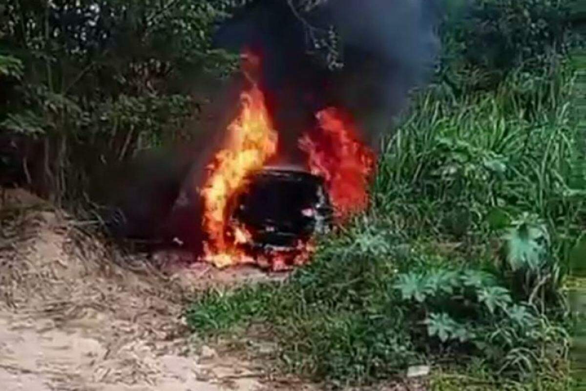 O carro foi incendiado com as duas vítimas dentro